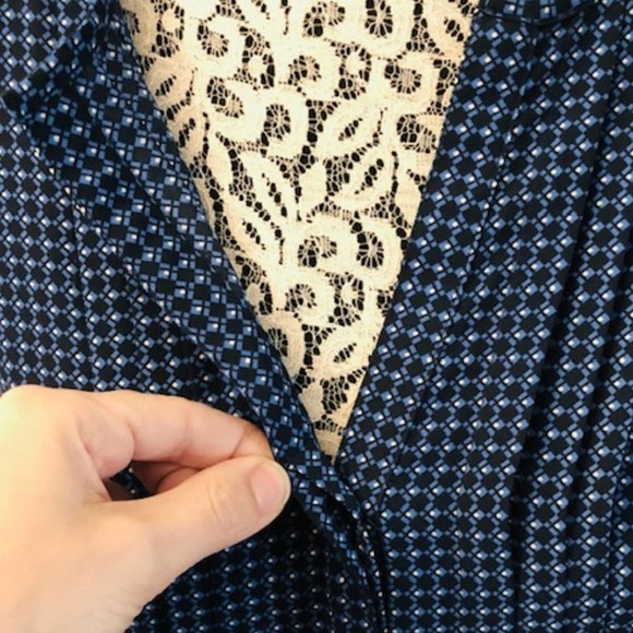 Tommy Hilfiger Flutter Sleeves Geometric Pattern Top Blue & Black, EUC-Size XS - Picture 3 of 5